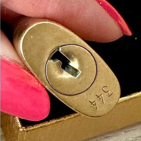 Lv gold tone lock and key # 344 - Picture 3 of 3